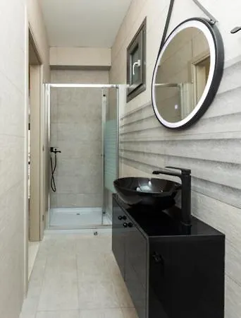 Black Diamond Apartment *